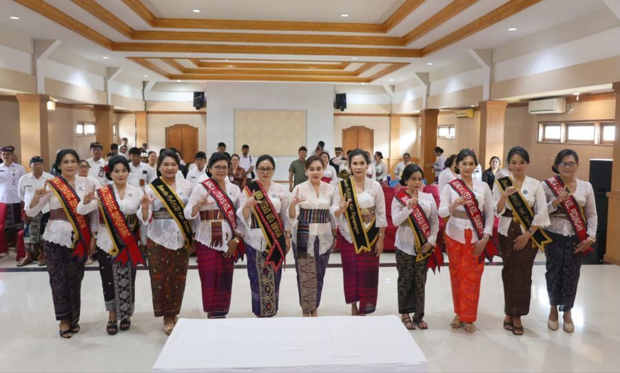 Ketua Tim Penggerak (TP) PKK Kota Denpasar Ny. Sagung Antari Jaya Negara, melantik dan mengukuhkan Ketua TP PKK, Ketua TP. Posyandu, Bunda PAUD dan Bunda Literasi Kelurahan dan Kecamatan di Kota Denpasar, di Gedung Wanita Santhi Graha, Denpasar, Bali, Kamis (10/9/2026). (foto/sukadana)