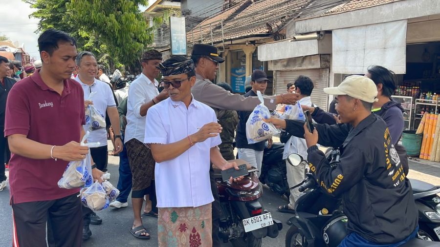 Asisten Bidang Administrasi Umum I Wayan Wijana saat pengerahan ASN OPD Kabupaten Badung ke 38 titik SPBU di enam kecamatan di wilayah Badung, Bali, Kamis (15/10/2026). (foto/adi)