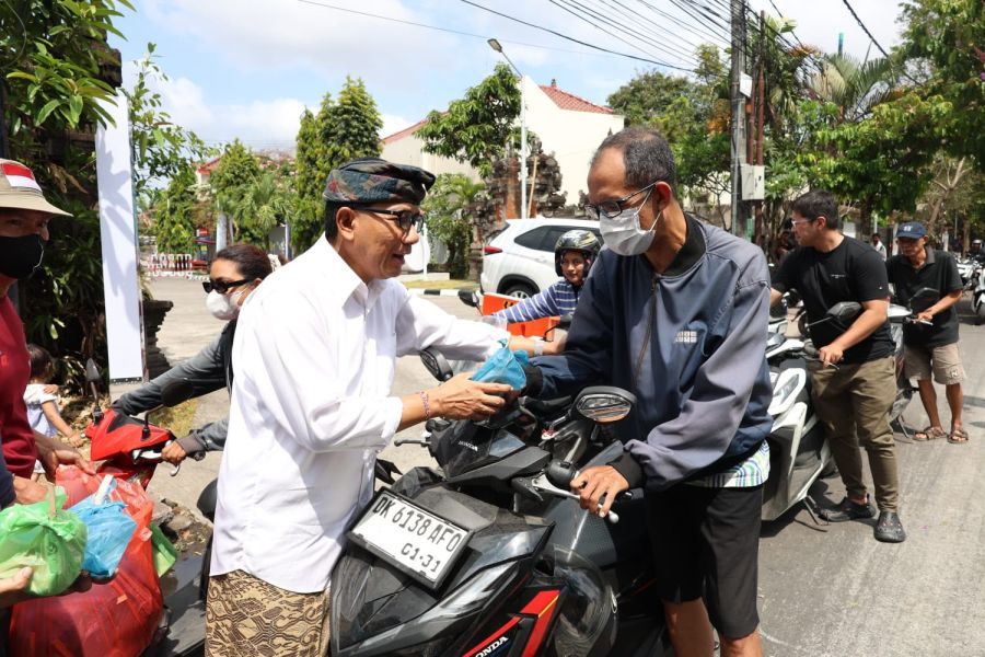 Pemerintah Kota Denpasar menggelar Gerakan Peduli bagi masyarakat yang mengantre bahan bakar minyak (BBM) di sejumlah SPBU di Kota Denpasar, Bali, Jumat (16/10/2026). (foto/sukadana)