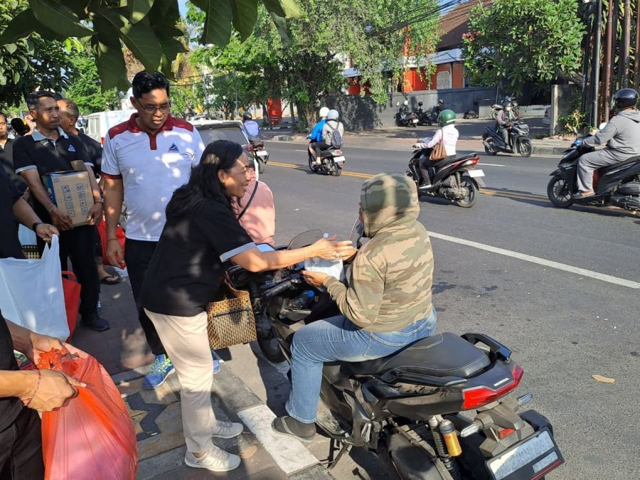 Jajaran Pemkot Denpasar membagikan lebih dari 300 nasi bungkus dan air minum kepada masyarakat yang mengantre di beberapa titik SPBU di Denpasar, Bali, Kamis (15/10/2026) siang. (foto/sukadana)