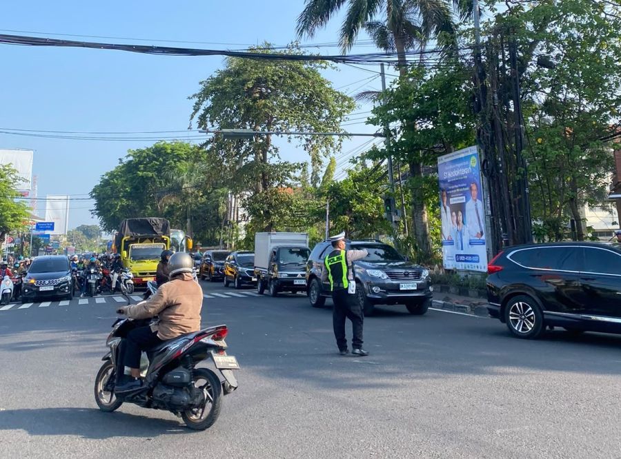podiumnews.com-Antrean Kendaraan Isi BBM di Denpasar Bikin Macet, Ini yang Dilakukan Polisi