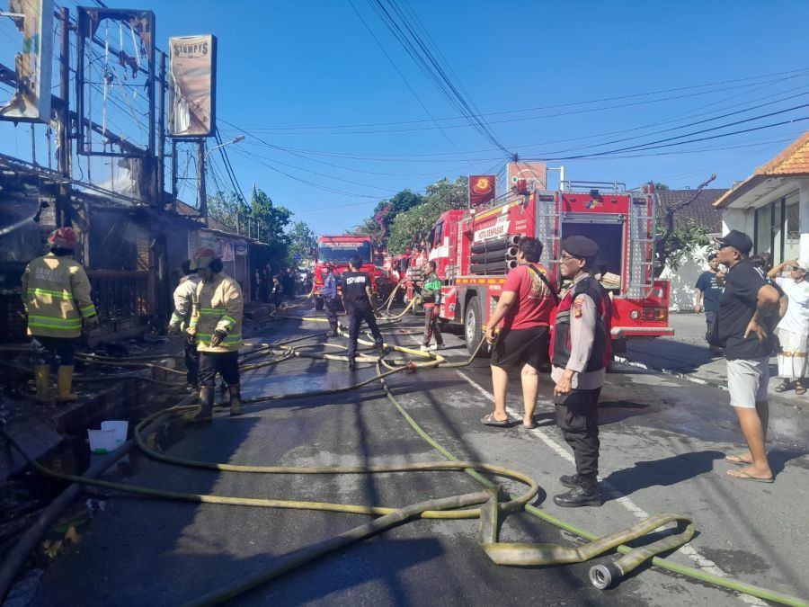 Petugas Damkar berjibaku memadamkan kebakaran yang menghanguskan dua bar dan satu spa di Jalan Danau Poso, Sanur, Minggu (14/6/2026). (foto/hes)