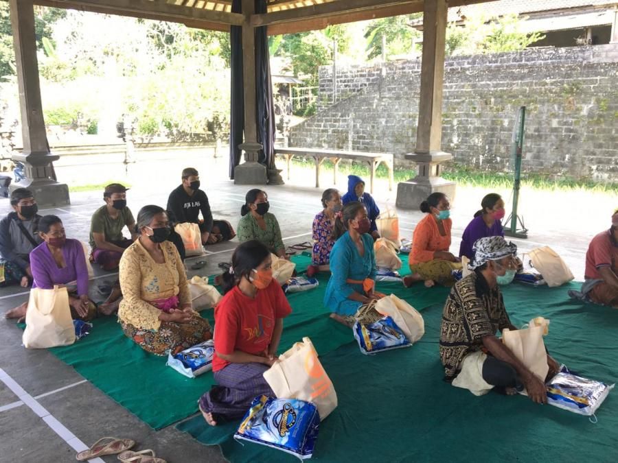 podiumnews.com-Bantu Warga Terdampak Covid-19, Relawan APHB Bagikan Sembako