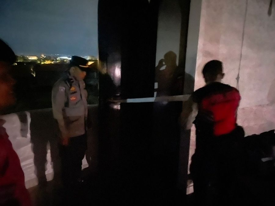 Api menghanguskan lantai 3 Villa Sugho Tensi yang berlokasi di Jalan Raya Seseh, Desa Munggu, Kecamatan Mengwi, Kabupaten Badung, Bali, Kamis (15/1/2026) (foto/hes)