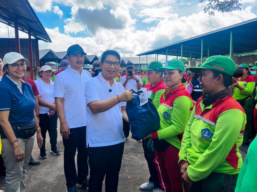 Bupati Badung I Wayan Adi Arnawa memberikan bantuan paket sembako bagi petugas kebersihan dari DLHK Badung di TPST Mengwitani, Badung, Bali, Jumat (8/5/2026). (foto/adi)