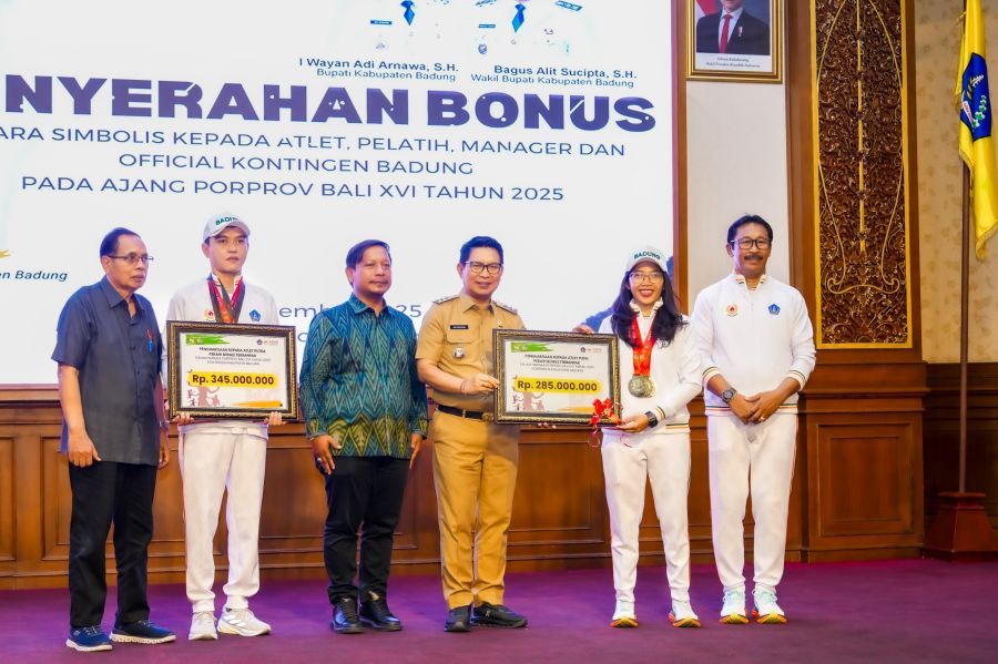 Bupati Badung I Wayan Adi Arnawa saat acara penyerahan bonus atlet dan pelatih Porprov Bali XVI Tahun 2025 di Ruang Kertha Gosana, Puspem Badung, Bali, Senin (3/11). (foto/adi)