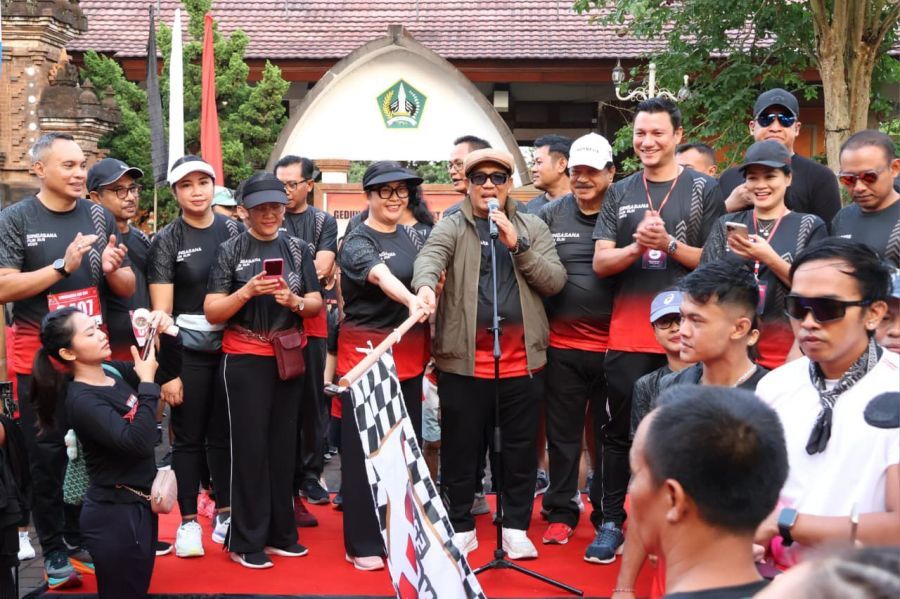 Bupati Tabanan, Dr. I Komang Gede Sanjaya, S.E., M.M. membuka kegiatan Singasana Fun Run, yang juga sebagai awalan pembukaan peringatan Hari Ulang Tahun (HUT) ke-532 Kota Singasana Tahun 2025 dengan tema “Mula Jayaning Singasana”, di area Taman Bung Karno Tabanan, Bali, Minggu (2/11/2025). (foto/prokopimtabanan)