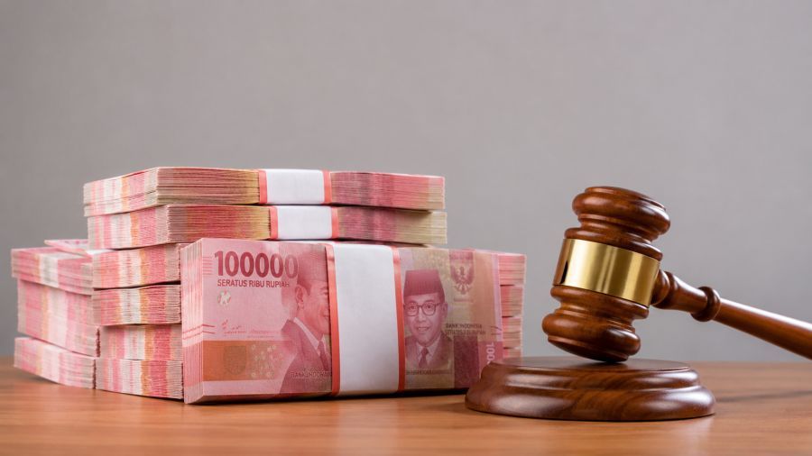 Ilustrasi tumpukan uang rupiah dan palu lelang yang menggambarkan keberhasilan Kejaksaan RI menyelamatkan aset terpidana korupsi senilai Rp82,6 miliar. (Podiumnews)
