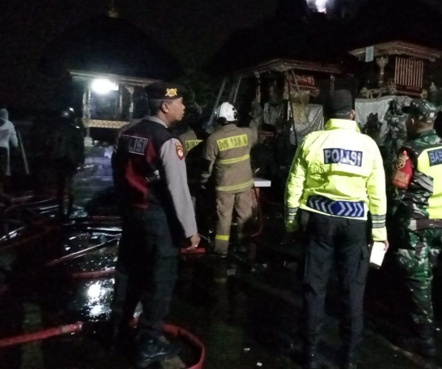 Atap pelinggih yang terbuat dari ijuk di Pura Kawitan Ki Gusti Celuk di Lingkungan Dukuh Kembang, Kelurahan Kapal, Kecamatan Mengwi, Kabupaten Badung, Bali, terbakar, Minggu (15/3/2026) malam. (foto/hes)
