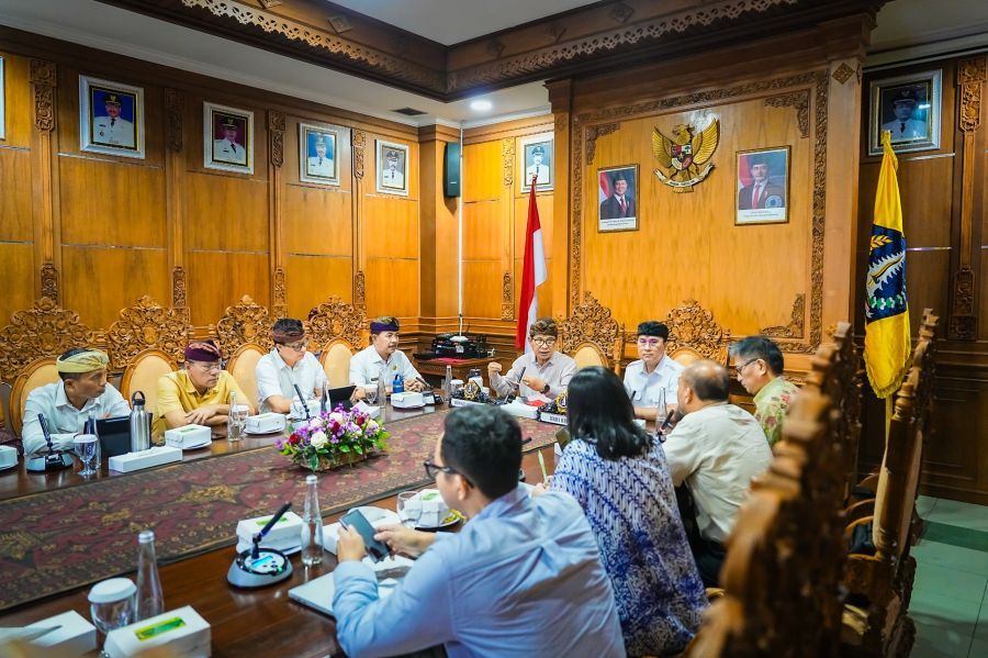 Bupati Badung I Wayan Adi Arnawa menerima audiensi PT. Pendar Cahaya Nusantara selaku mitra Shanghai Tunnel Engineering Co. (Singapore) Pte Ltd (STECS) di Puspem Badung, Bali, Kamis (24/9/2026). (foto/adi)