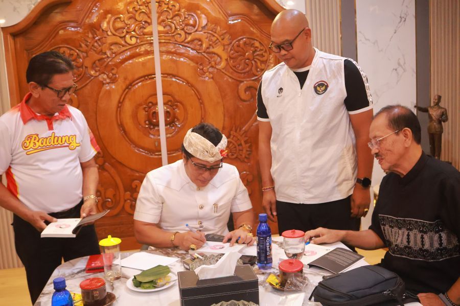 Wakil Gubernur Bali I Nyoman Giri Prasta menerima jajaran Komite Olahraga Nasional Indonesia (KONI) Bali di Rumah Jabatan Wakil Gubernur Bali, Renon, Denpasar, Bali, Jumat (6/3/2026). (Foto/sukadana)