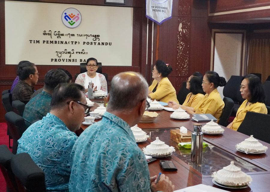 Ketua Tim Pembina Posyandu Provinsi Bali, Ibu Putri Koster, menerima audiensi jajaran Wanita Hindu Dharma Indonesia (WHDI) Bali di Gedung Nari Graha, Denpasar, Bali, Senin (21/9/2026). (foto/sukadana)