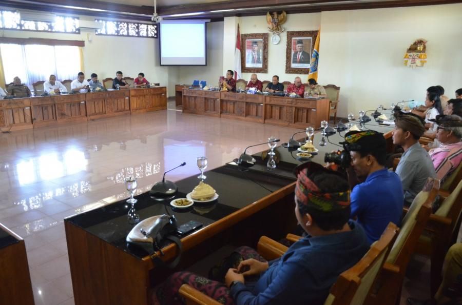 podiumnews.com-Tanah Masuk Zona Merah, Warga Dua Desa di Kuta Selatan Datangi DPRD