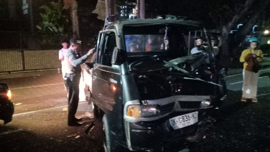 Mobil pikap yang mengalami kecelakaan yang terjadi di perempatan Jalan Raya Puputan-Jalan Kusuma Atmaja, Renon, Denpasar Timur, Denpasar, Bali, Kamis (30/7/2026). (foto/hes)