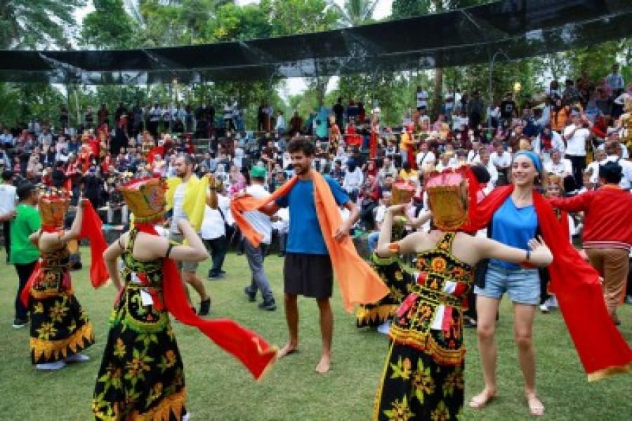 podiumnews.com-Tiga Bupati Disuguhi Kisah Perjalanan Menjadi Gandrung 