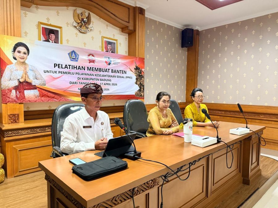 Ketua K3S Badung, Nyonya Rasniathi Adi Arnawa membuka kegiatan Pelatihan Pembuatan Banten bagi PPKS di Gedung Balai Budaya Giri Nata Mandala, Puspem Badung, Bali, Senin (13/4/2026). (foto/adi)