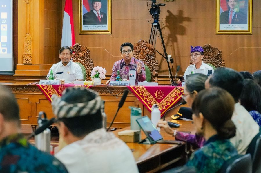 Bupati Badung I Wayan Adi Arnawa memberikan pengarahan strategis terkait persiapan pelaksanaan Badung Caka Fest 2026 di Ruang Kriya Gosana, Puspem Badung, Bali, Jumat (27/2/2026). (foto/adi)