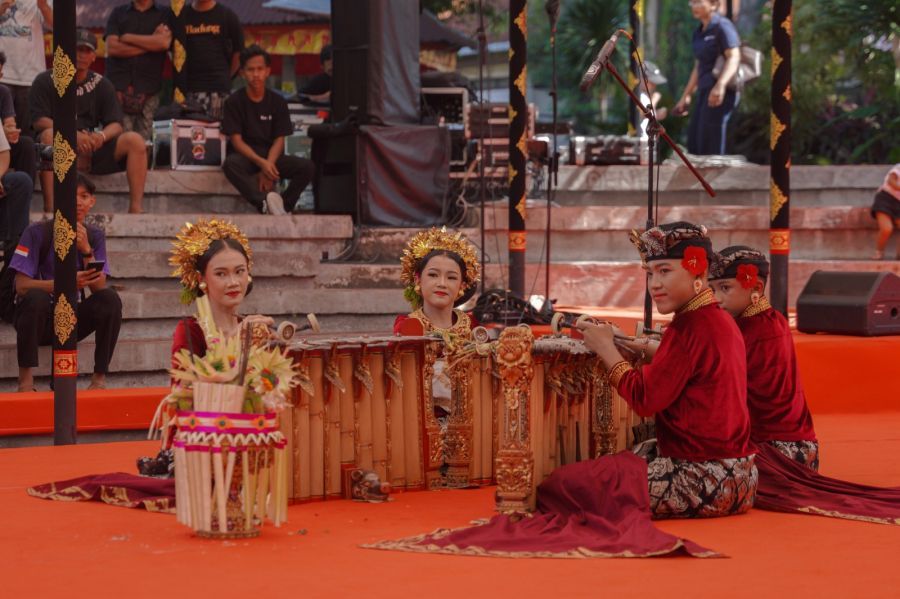 Empat penabuh cilik Duta Kabupaten Badung tampil memukau pada Wimbakara Gender Wayang Anak-anak PKB XLVIII 2026 di Art Center Denpasar. (foto/sukadana)