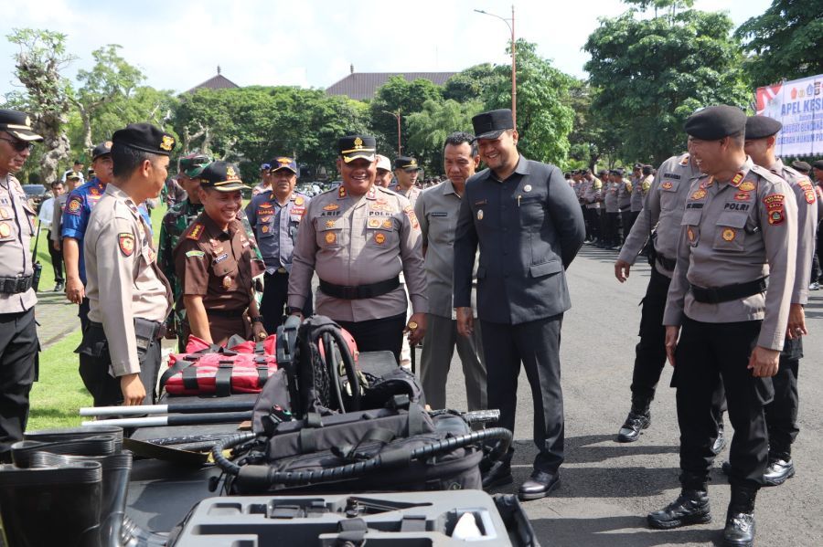 Wabup Badung Bagus Alit Sucipta saat menghadiri Apel Kesiapan Tanggap Darurat Bencana Hidrometeorologi di Areal Parkir Depan Balai Budaya Giri Nata Mandala, Puspem Badung, Bali, Rabu (5/11/2025). (foto/adi)