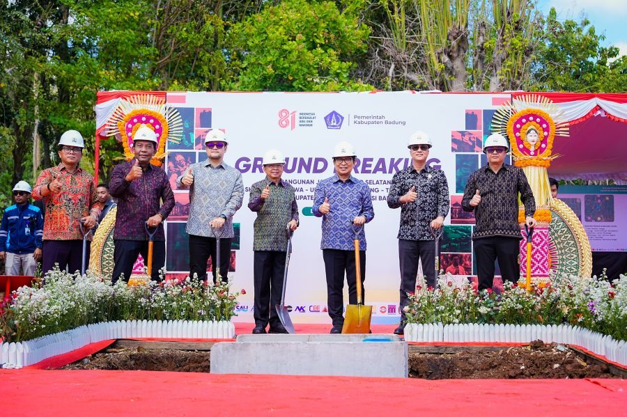 Bupati Badung I Wayan Adi Arnawa bersama Gubernur Bali Wayan Koster, Wabup Badung Bagus Alit Sucipta saat ground breaking di lokasi proyek JLS Jalan Labuan Sait-Pedati serta pembangunan trase jalan Pura Kulat-Labuan Sait, Desa Pecatu, Kuta Selatan, Badung, Bali, Senin (27/7/2026). (foto/adi)