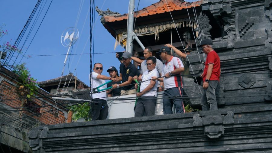 podiumnews.com-Badung Intensifkan Penertiban Kabel Semrawut Dua Kali Sebulan