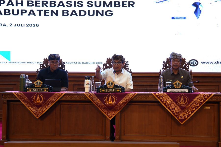 Bupati Badung I Wayan Adi Arnawa saat memimpin rapat Evaluasi Pelaksanaan Aksi PSBS di Ruang Kertha Gosana, Puspem Badung, Bali, Kamis (2/7/2026). (foto/adi)