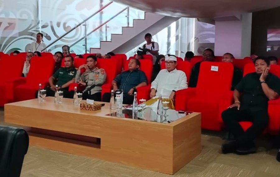Bupati Adi Arnawa menghadiri launching Kontak Bupati dan CCTV Analitik disertai event BATCH di Kantor Kominfo Badung. (foto/adi)