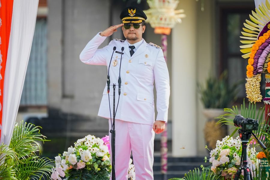 Wabup Badung Bagus Alit Sucipta menjadi Inspektur Upacara saat Upacara Peringatan Hari Otonomi Daerah ke-30 tahun 2026 di Lapangan Puspem Badung, Bali, Senin (27/4/2026). (foto/adi)