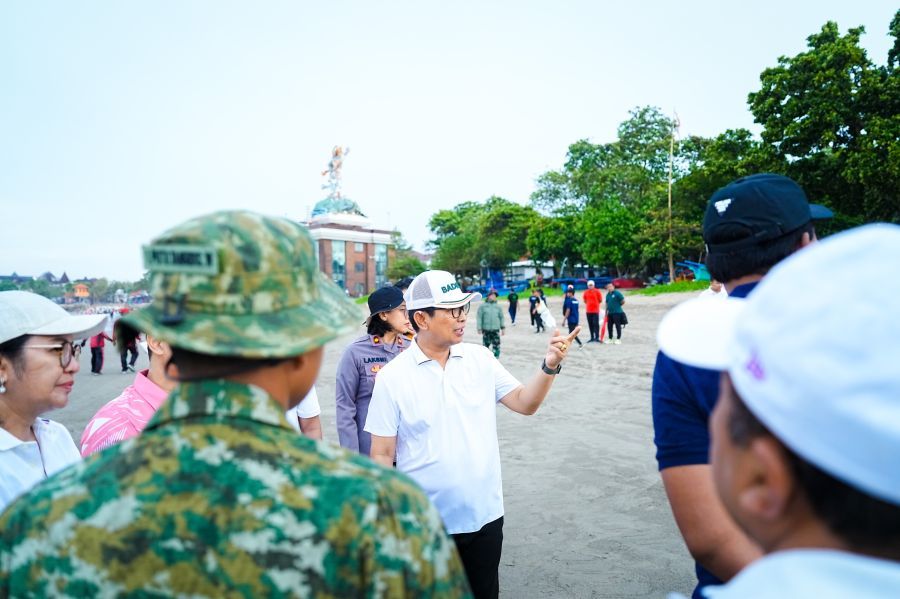 Bupati Adi Arnawa saat apel peringatan HPSN dan Korve Bersih Sampah, di Shelter Kebencanaan Baruna, Pantai Kuta, Minggu (22/2/2025).  (foto/sukadana)