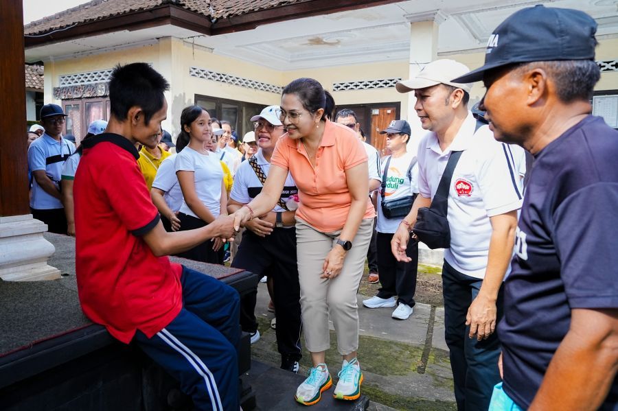 Ketua TP. PKK Badung, Nyonya Rasniathi Adi Arnawa, menggelar acara Safari Badung Peduli dan Temu Wirasa bersama pengurus, anggota PKK, serta kader Posyandu se-Desa Penarungan, Kecamatan Mengwi, Badung, Bali, Minggu (15/2/2026). (foto/adi)