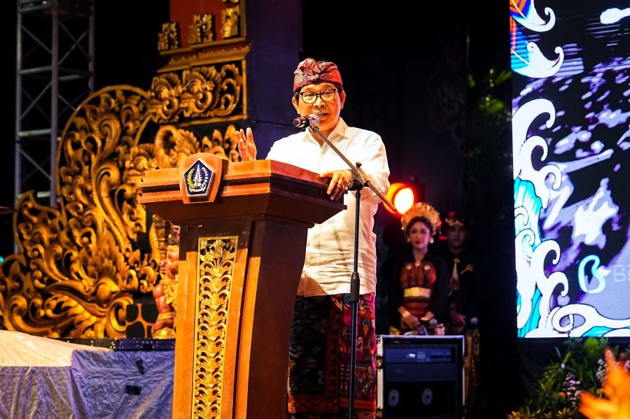 Bupati Badung Wayan Adi Arnawa menghadiri Dresta Lango dan Dharma Shanti Desa Adat Bualu. (foto/sukadana)