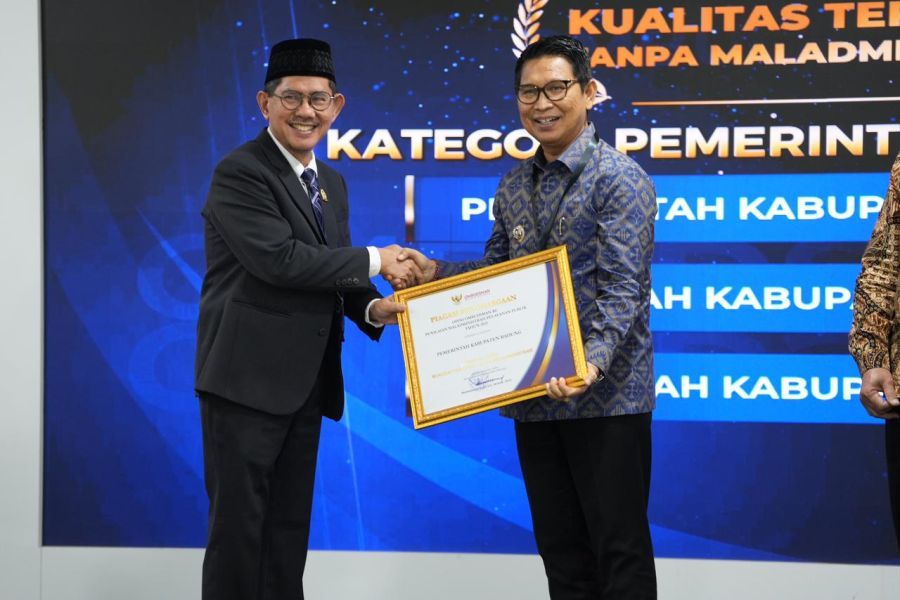 Bupati Badung, I Wayan Adi Arnawa menerima Penghargaan Opini Kualitas Tertinggi Tanpa Maladministrasi RI yang diserahkan langsung oleh Wakil Ketua Ombudsman RI, Bobby Hamzar Rafinus, di Kantor Ombudsman RI, Jakarta Selatan, Kamis (29/1/2026). (foto/adi)