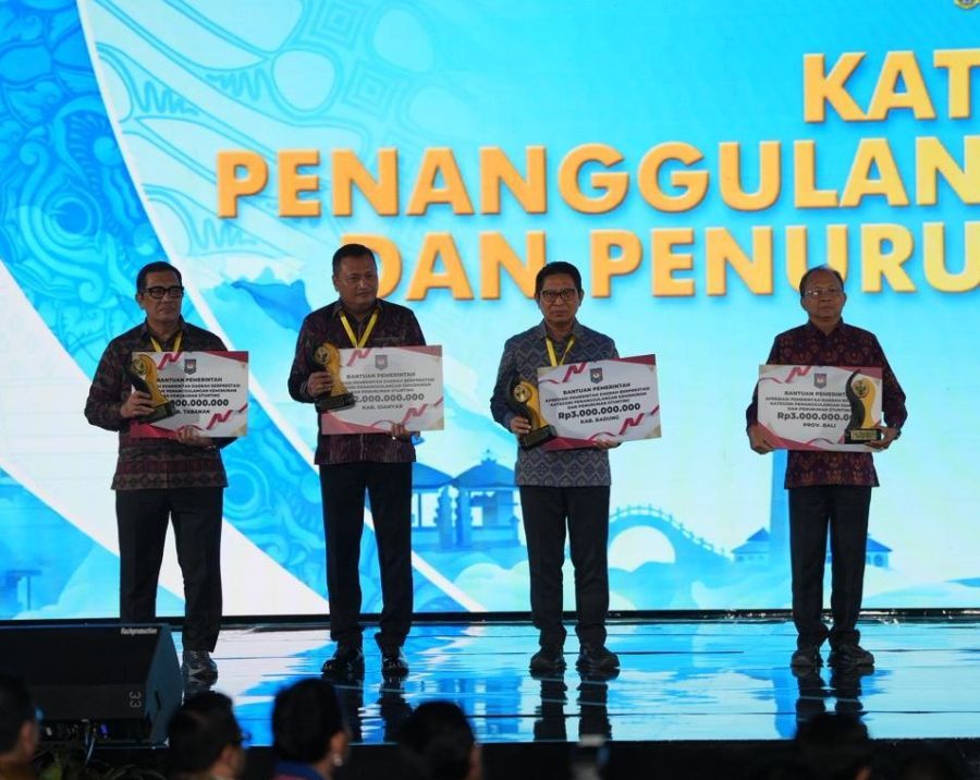 Bupati Badung I Wayan Adi Arnawa menerima penghargaan Terbaik I Kategori Penanggulangan Kemiskinan dan Penurunan Stunting Tingkat Kabupaten dari Menteri PKP RI, Maruarar Sirait di Grand Ballroom Yogyakarta Marriott Hotel, DI Yogyakarta, Kamis (4/6/2026). (foto/adi)