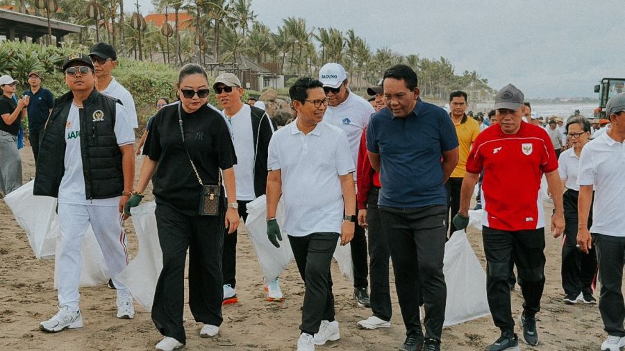 Bupati Wayan Adi Arnawa bersama Ketua DPRD Badung I Gusti Anom Gumanti memimpin Gerakan Bali Bersih Sampah di Pantai Petitenget. (sukadana)