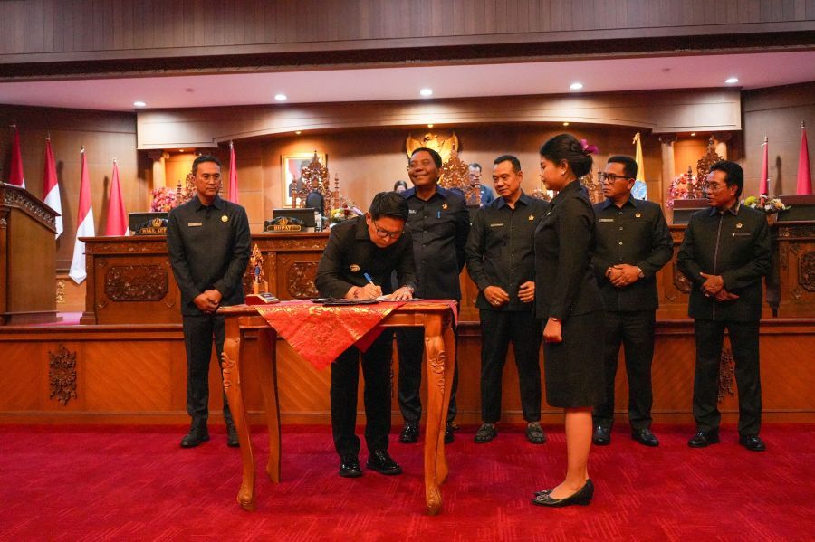 Bupati Badung I Wayan Adi Arnawa menandatangani Nota Kesepakatan saat Rapat Paripurna DPRD Badung dengan agenda Pengambilan Keputusan di Ruang Utama Gosana, Kantor DPRD Badung, Bali, Jumat (18/9/2026). (foto/adi)