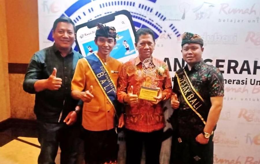 Badung Terima Anugerah Kihajar 2019 dari Kemendikbud