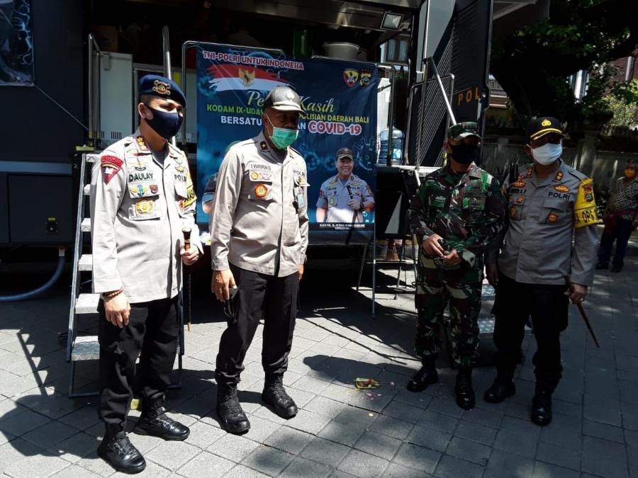 podiumnews.com-Melawan Covid 19, Kodam Udayana dan Polda Bali Bagikan 1000 Nasi Bungkus 