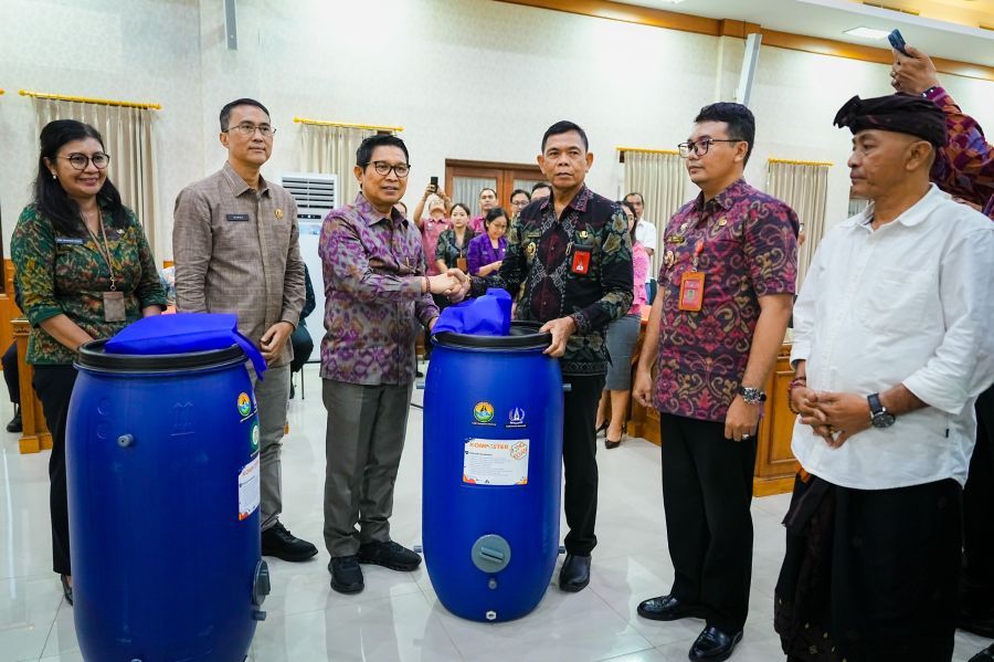 podiumnews.com-Bagikan 677 Tong Komposter, Badung Perkuat Pengelolaan Sampah dari Sumber