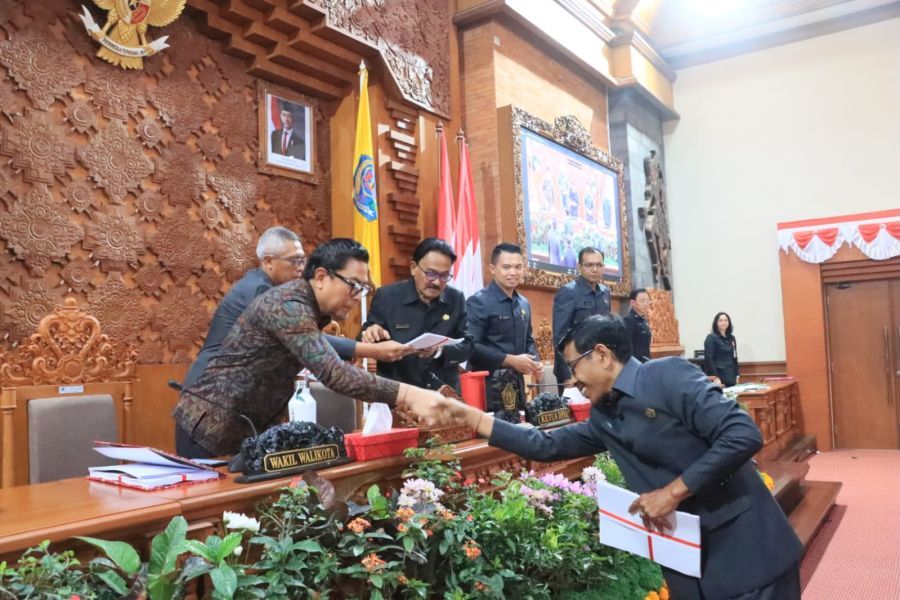 Ketua DPRD, I Gusti Ngurah Gede membuka Rapat Paripurna ke-24 Masa Persidangan III Tahun 2026, dan dihadiri Wakil Walikota Denpasar, I Kadek Agus Arya Wibawa, di Gedung DPRD Kota Denpasar, Bali, Senin (19/10/2026). (foto/sukadana)