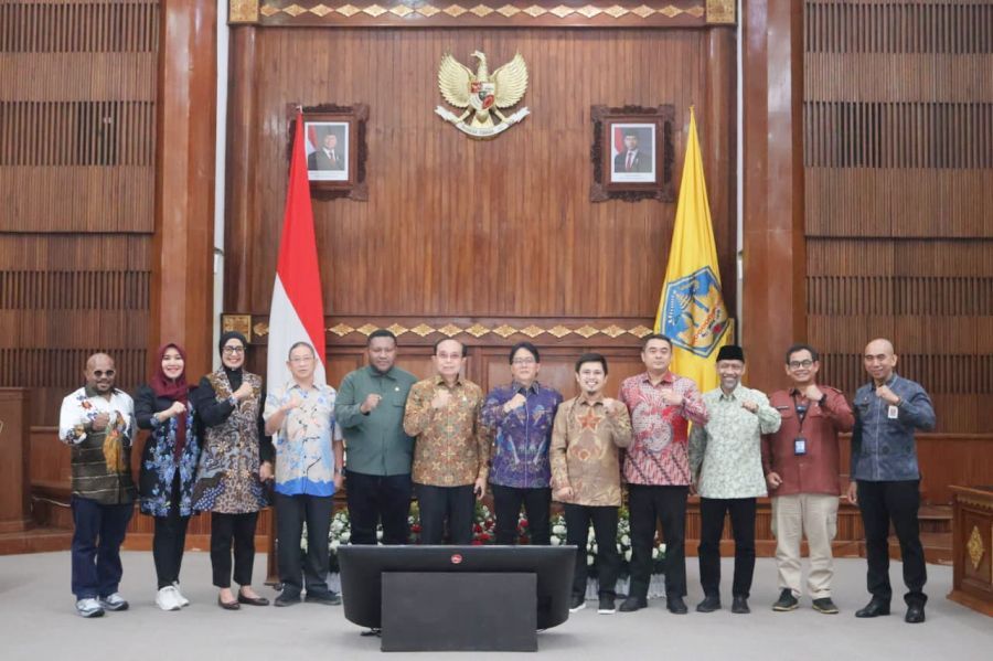 Wakil Gubernur Bali, I Nyoman Giri Prasta, menghadiri Rapat Kerja bersama Komite I DPD RI terkait Sinergi Penataan dan Pengembangan Manajemen Aparatur Sipil Negara (ASN) yang bertempat di Gedung Wiswa Sabha Utama, Kantor Gubernur Bali, Denpasar, Senin (7/9/2026). (foto/sukadana)