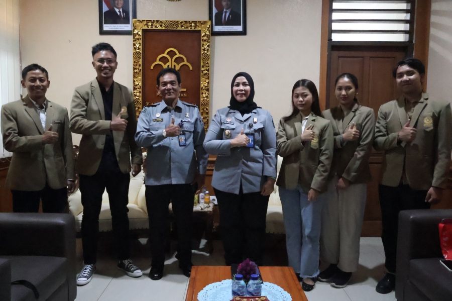 Kepala Kantor Wilayah Kementerian Hukum Bali, Eem Nurmanah bersama Kepala Divisi Pelayanan Hukum I Wayan Redana dan jajaran bidang Administrasi Hukum Umum (AHU) menerima audiensi dari Ikatan Mahasiswa Magister Kenotariatan Fakultas Hukum Universitas Udayana, di Ruang Arjuna Kantor Wilayah Kementerian Hukum Bali, di Renon, Denpasar, Senin (2/3/2026). (Foto/kemenkumbali)