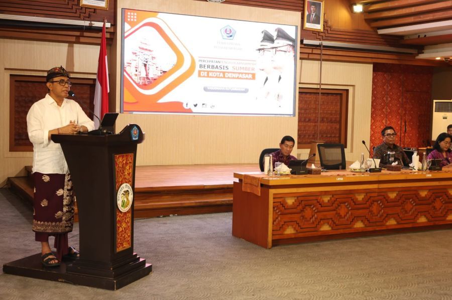 Walikota I Gusti Ngurah Jaya Negara, didampingi Wakil Walikota I Kadek Agus Arya Wibawa serta Sekretaris Daerah Kota Denpasar I Gusti Ngurah Eddy Mulya saat memimpin Rapat Koordinasi percepatan pengelolaan sampah berbasis sumber  di Ruang Mahottama Gedung Sewaka Dharma (GSD) Denpasar, Bali, Jumat (27/3/2026). (foto/sukadana)