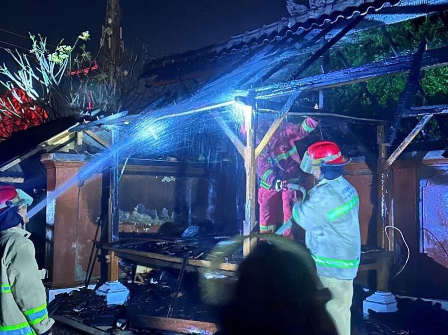 Petugas berjibaku memadamkan kebakaran yang melanda satu unit bangunan bale dangin beserta isinya di Jalan Trenggana, Kelurahan Penatih, Kecamatan Denpasar Timur, Denpasar, Bali, Selasa (4/8/2026) malam. (foto/hes)