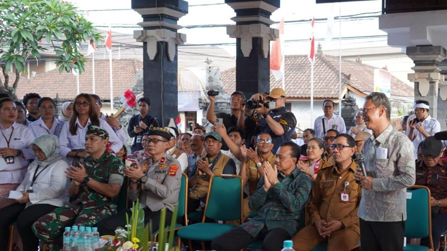 Sekretaris Daerah Provinsi Bali, Dewa Made Indra, bersama Wakapolda Bali Brigjen Pol. I Made Astawa, S.I.K., mendampingi Menteri Perumahan dan Kawasan Permukiman (PKP) RI, Maruarar Sirait, meninjau pelaksanaan Program Bantuan Stimulan Perumahan Swadaya (BSPS) atau Bedah Rumah di Kelurahan Tonja, Kecamatan Denpasar Utara, Kota Denpasar, Bali, Senin (10/8/2026). (foto/sukadana)