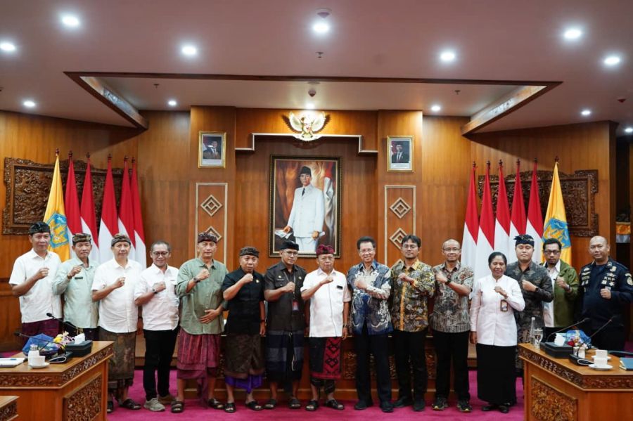Gubernur Bali Wayan Koster saat memimpin Focus Group Discussion (FGD) Implementasi Penataan Ruang Laut Berbasis Energi Baru Terbarukan (EBT) di Ruang Rapat Kertha Sabha, Jaya Sabha Denpasar, Bali, Kamis (9/7/2026). (foto/sukadana)