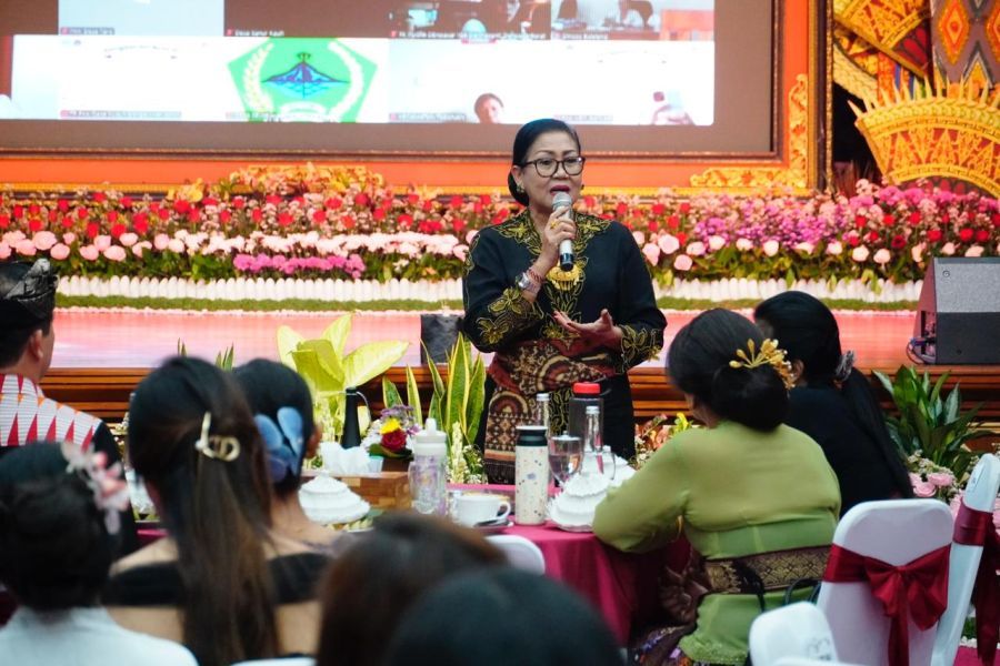 Ketua TP PKK Provinsi Bali Ny. Putri Koster membuka Talkshow Pemberdayaan Perempuan Hari Ibu ke-97 di Gedung Kerthasaba, Denpasar, Jumat (19/12/2025). (foto/sukadana)