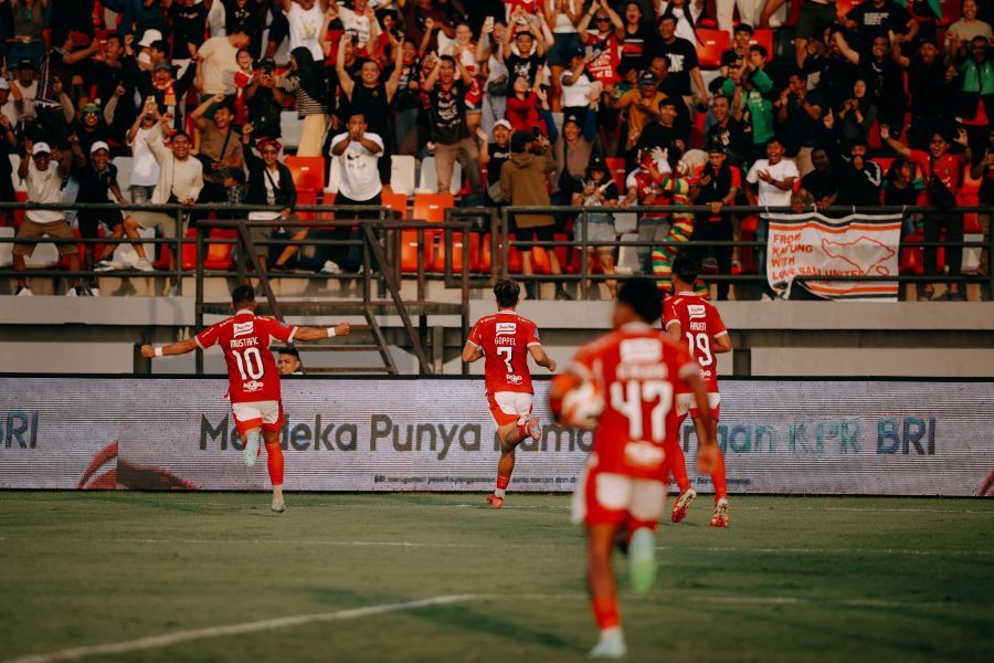Pemain Bali United FC merayakan gol ke gawang Semen Padang FC pada laga pekan ke-18 BRI Super League 2025/26 di Stadion Kapten I Wayan Dipta, Gianyar, Sabtu (24/1/2026). (Baliutd)