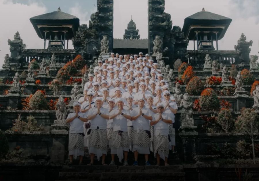 Skuad Bali United FC mengadakan acara Tirta Yatra (sembahyang bersama) mulai dari tempat latihan, Pura Er Jeruk, Stadion Kapten I Wayan Dipta, Pura Ulun Danu Batur dan Pura Penataran Agung Besakih, Bali, Rabu (15/7/2026). (baliutd)