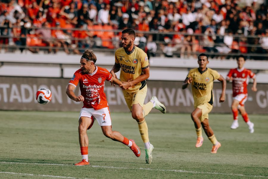 Pemain Bali United FC berduel dengan pemain Semen Padang FC pada laga pekan ke-18 BRI Super League 2025/26 di Stadion Kapten I Wayan Dipta, Gianyar, Sabtu (24/1/2026). (Baliutd)