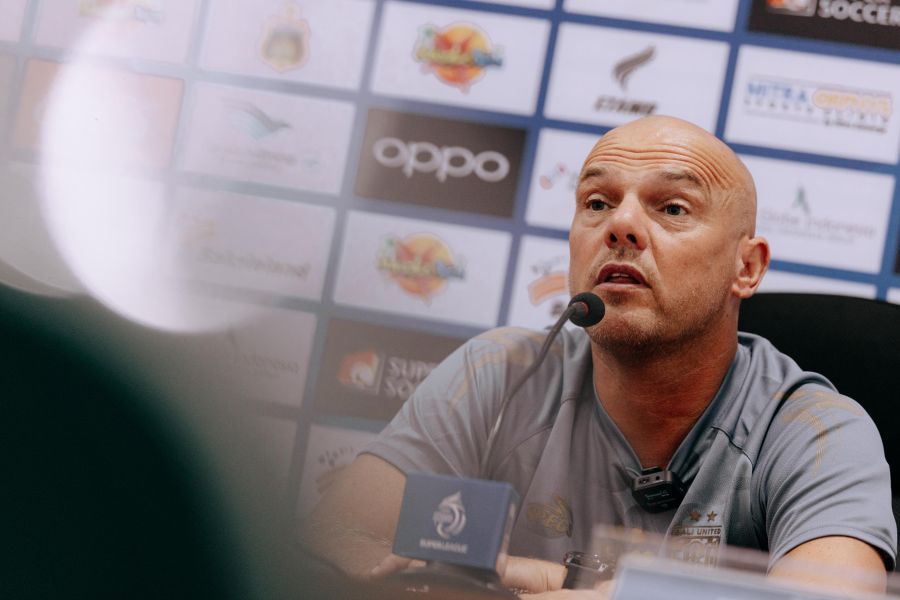 Pelatih kepala Bali United FC Johnny Jansen menjelaskan kondisi timnya jelang menghadapi Bhayangkara Presisi Lampung FC, di Stadion Sumpah Pemuda, Lampung, Jumat (7/11/2025) sore. (baliutd)